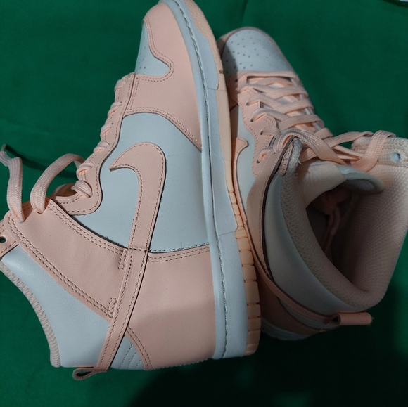 Sneaker - Picture 1 of 4